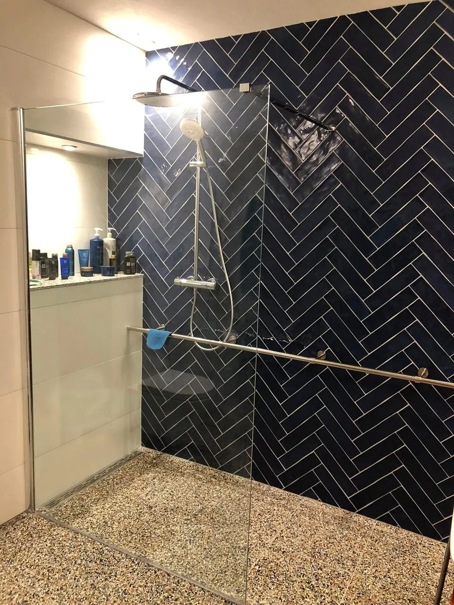 Douche met vissengraat tegels in badkamer in Rotterdam