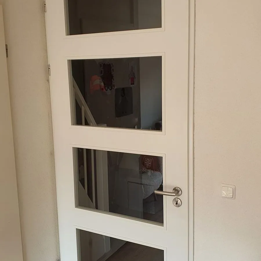 Nieuwe glazen binnendeur geplaatst in Leiderdorp