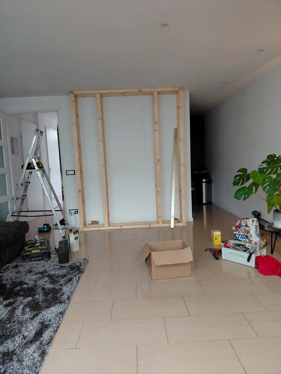Houten regelwerk voor een op maat gemaakte nissenwand in Leidschendam