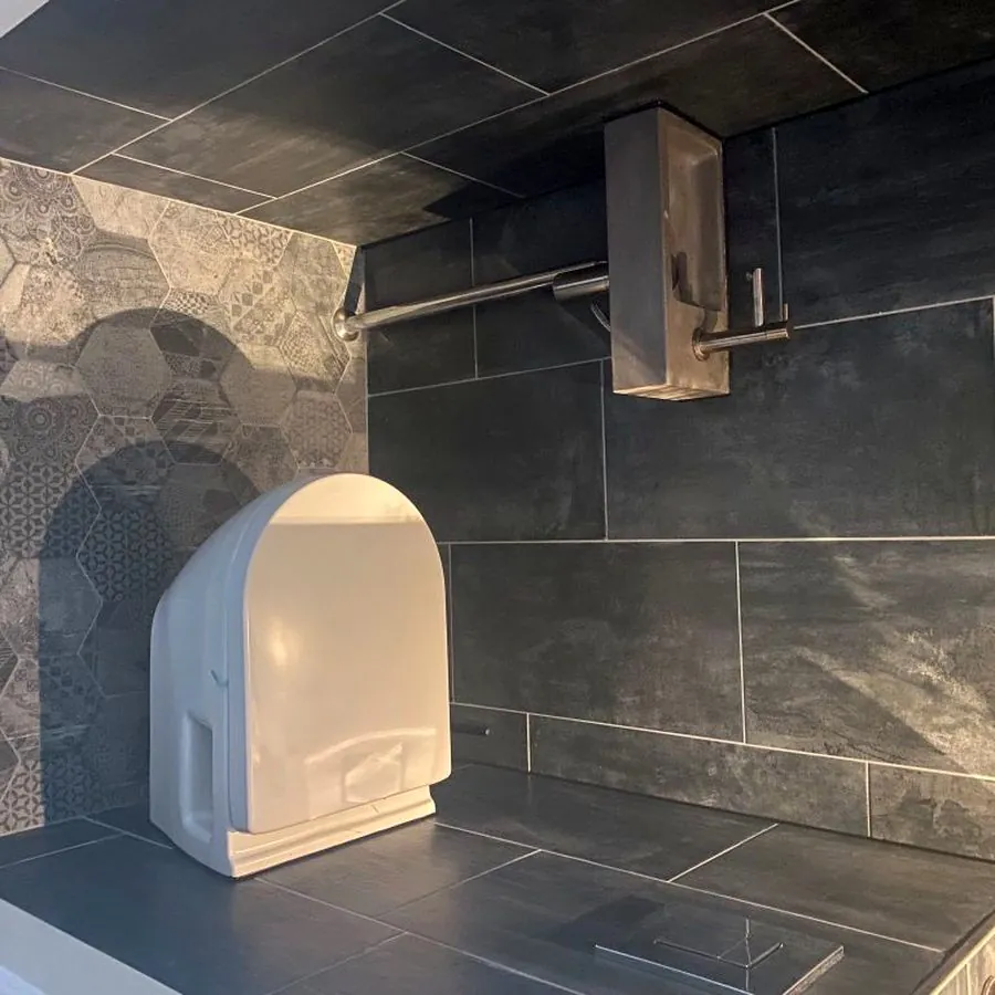 Afgewerkte toiletruimte in Leiderdorp met patroontegels