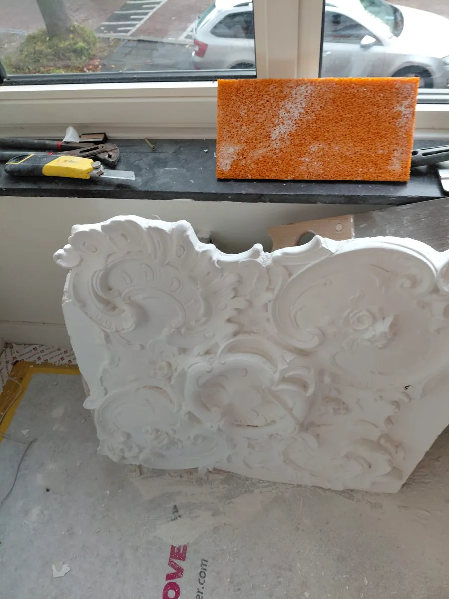Detail van een sierpleister plafondrozet tijdens restauratie in Voorburg