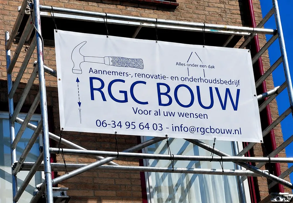 RGC Bouw aan het werk op de steiger tijdens een renovatieproject